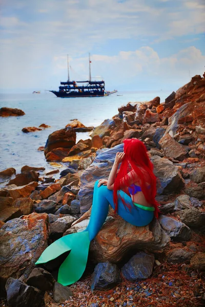 Hermosa sirena de fantasía en la playa del océano con viejo velero — Foto de Stock