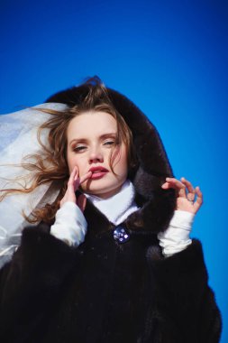 Kürk kar dağ zemin üzerine soğuk kışın güzel Rus gelin