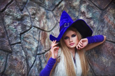 Güzel sevimli genç kız model içinde çekimleri dışında Halloween kılık