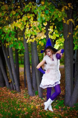 Cadılar Bayramı kavramı, kısa elbise gelin ve cadı şapka sonbahar Park Düğün.