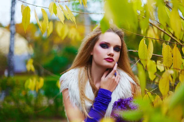 Boda en concepto de Halloween, novia en vestido corto y sombrero de bruja en el parque de otoño . — Foto de Stock