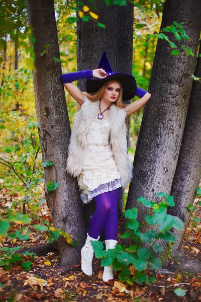 Hermosa encantadora modelo de niña en traje de Halloween, brotes al aire libre — Foto de Stock