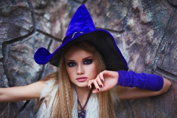 Nuntă în conceptul de Halloween, mireasă în rochie scurtă și pălărie de vrăjitoare în parcul de toamnă . — Fotografie, imagine de stoc
