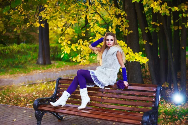 Boda en concepto de Halloween, novia en vestido corto y sombrero de bruja en el parque de otoño . — Foto de Stock