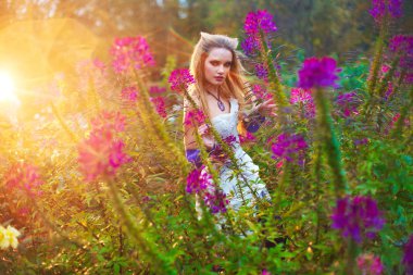 Gelin elbise ve kedi stil cos-oyun kavramı makyaj güzel kız modeli.