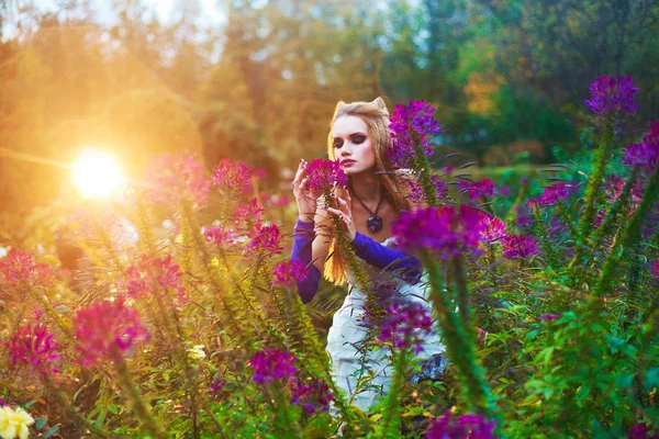 Hermosa modelo de chica en vestido de novia y estilo gato cos-play concepto conforman . — Foto de Stock