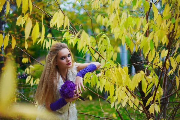 Schöne Mädchen Modell in Brautkleid und Katze Stil cos-play Konzept Make-up. — Stockfoto