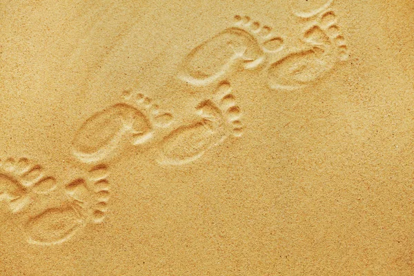 砂に足跡をかわいい赤ちゃんはビーチ テキストのためのスペースをまたはデザイン — ストック写真
