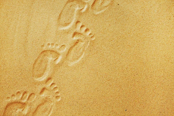 砂に足跡をかわいい赤ちゃんはビーチ テキストのためのスペースをまたはデザイン — ストック写真