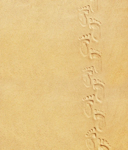 Симпатичные детские ступеньки на песчаном пляже с местом для текста или отдыха — стоковое фото