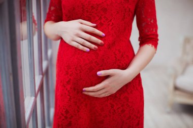 Hamile kadınların karnını sarılma