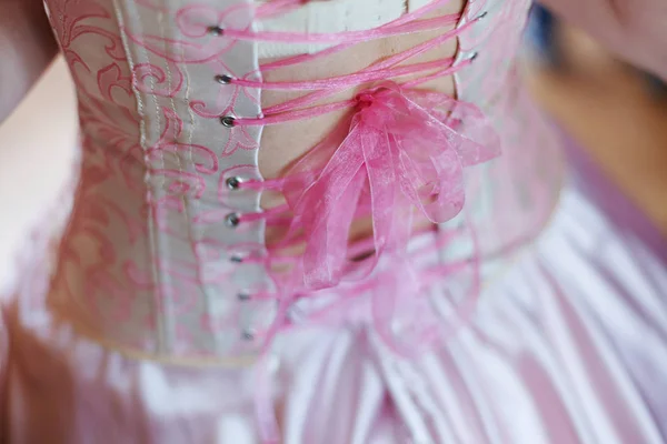 Robe de mariée derrière avec ruban rose — Photo