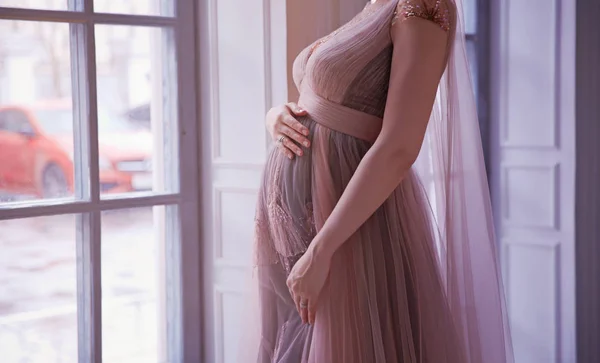 Zartes transparentes braunes und rosafarbenes Kleid im Boho-Stil mit — Stockfoto