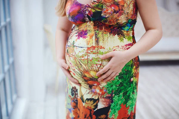 Objímání její břicho těhotné ženy — Stock fotografie