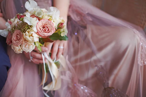 Pályázati pasztell színű boho stílusú esküvői csokor a terhes menyasszony — Stock Fotó