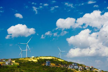 Rüzgar değirmeni türbinleri güzel gökyüzü arka plan üzerinde