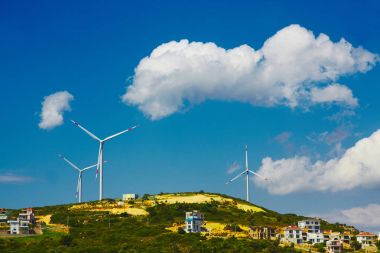 Rüzgar değirmeni türbinleri güzel gökyüzü arka plan üzerinde