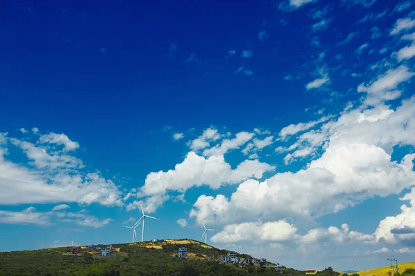 Malom szélturbinák a gyönyörű ég háttere — Stock Fotó