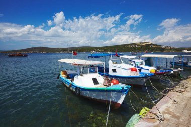 Akdeniz köy turistik yol deniz tarafı rahat sevimli görünümü