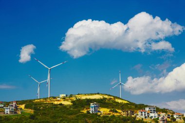 Rüzgar değirmeni türbinleri güzel gökyüzü arka plan üzerinde