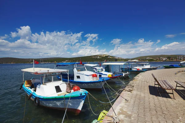 Mediterrán falu turisztikai útvonal tengerre néző hangulatos aranyos nézete — Stock Fotó