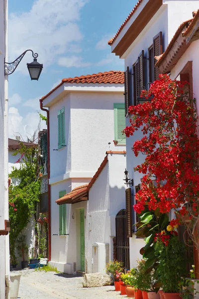 Akdeniz köy turistik yol deniz tarafı rahat sevimli görünümü