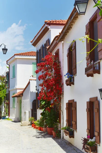 Acogedora linda vista de la ruta turística del pueblo mediterráneo lado del mar —  Fotos de Stock