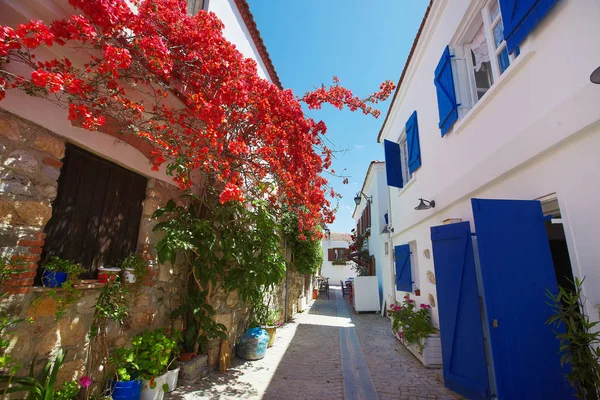 Cozy jolie vue sur le village méditerranéen route touristique côté mer — Photo