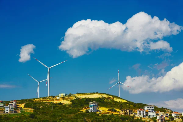 Rüzgar değirmeni türbinleri güzel gökyüzü arka plan üzerinde