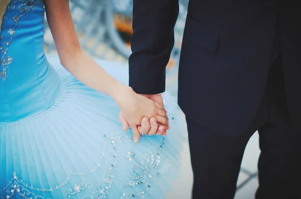 Руки нареченого і нареченого крупним планом — стокове фото