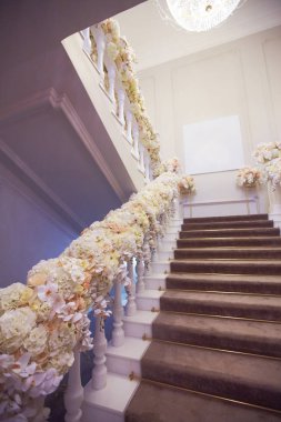 Tören için çiçek merdiven ile dekore edilmiş