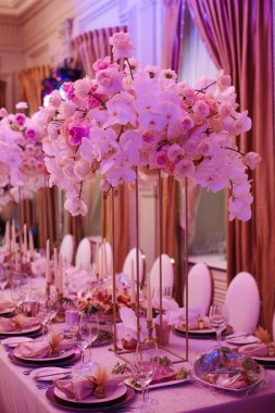 Çiçek güller ve orkide kutlama hall Sarayı ile dekore edilmiş lüks