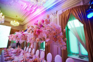Çiçek güller ve orkide kutlama hall Sarayı ile dekore edilmiş lüks