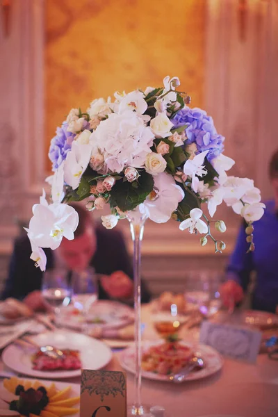 Lujo decorado con flores rosas y orquídeas sala de celebración —  Fotos de Stock