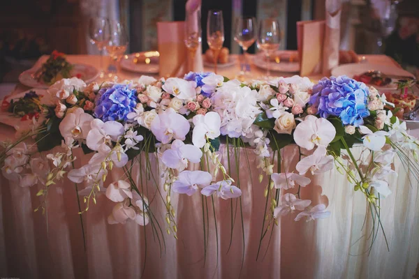 Çiçek güller ve orkide kutlama hall ile dekore edilmiş lüks — Stok fotoğraf