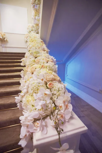 Decorated with flowers ladder for ceremony — Stock Photo, Image