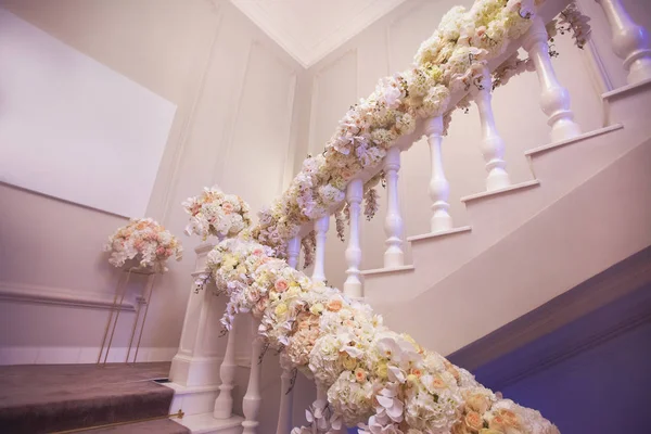 Decorated with flowers ladder for ceremony — Stock Photo, Image