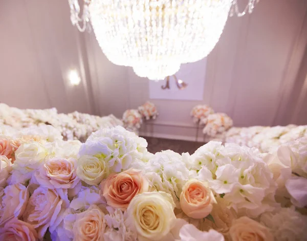 Decorated with flowers ladder for ceremony — Stock Photo, Image