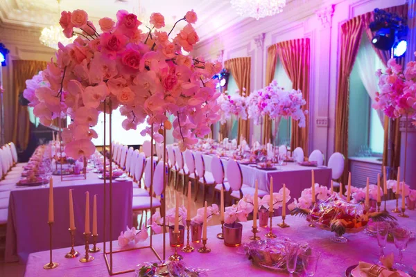 Luxury decorated with flowers roses and orchids celebration hall — Stock Photo, Image