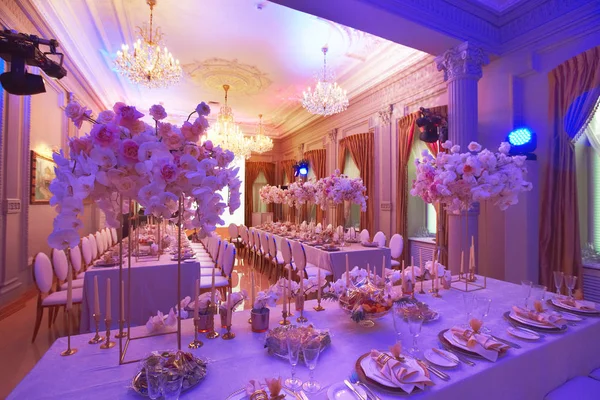 Çiçek güller ve orkide kutlama hall ile dekore edilmiş lüks