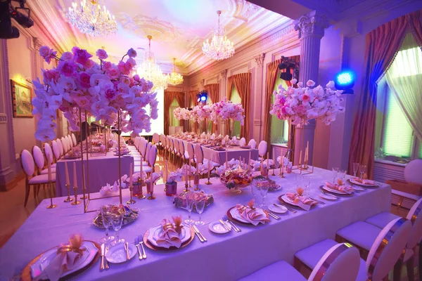 豪华装饰着鲜花玫瑰和兰花庆祝大厅 — 图库照片
