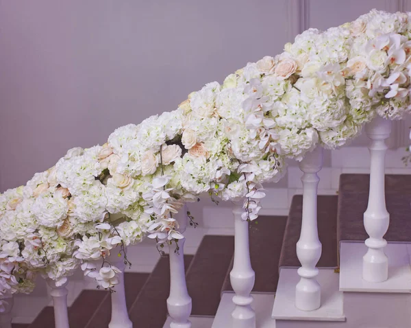 Decorated with flowers ladder for ceremony — Stock Photo, Image