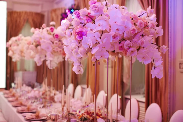 Çiçek güller ve orkide kutlama hall Sarayı ile dekore edilmiş lüks — Stok fotoğraf