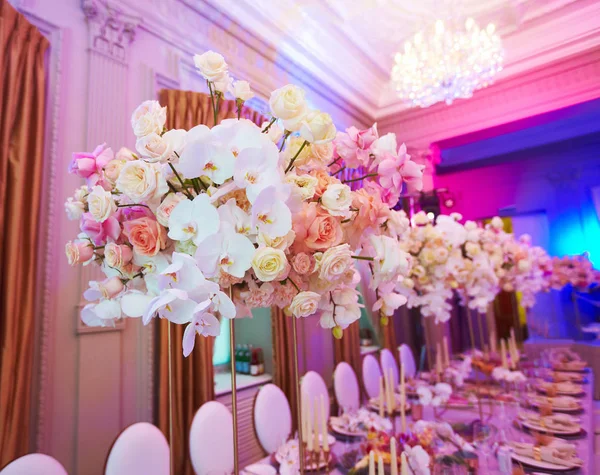 Luxury decorated with flowers roses and orchids celebration hall in palace — Stock Photo, Image