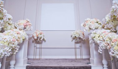 Tören için çiçek merdiven ile boş beyaz PICT ile dekore edilmiş