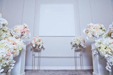 Tören için çiçek merdiven ile boş beyaz PICT ile dekore edilmiş