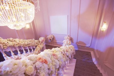 Tören için çiçek merdiven ile boş beyaz PICT ile dekore edilmiş