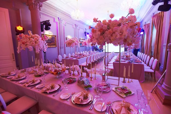 Lusso decorato con fiori rose e orchidee sala celebrazione — Foto Stock