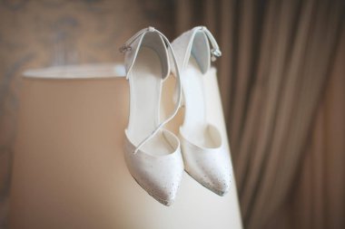 Yüksek topuklar üzerinde gelin ayakkabıları