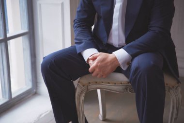 Adam sandalyede oturan ve zor karar verme